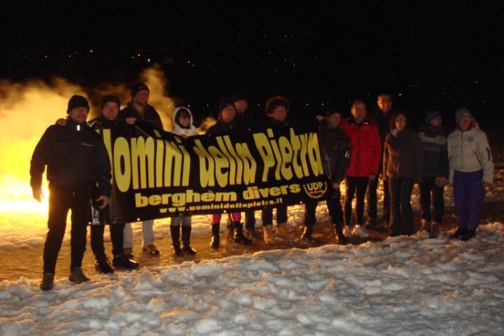 Gli Uomini della Pietra con lo striscione del gruppo